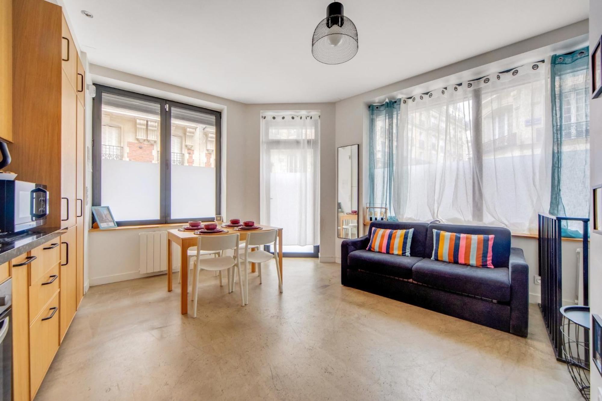 Large Flat Very Close To Montmartre Appartement Parijs