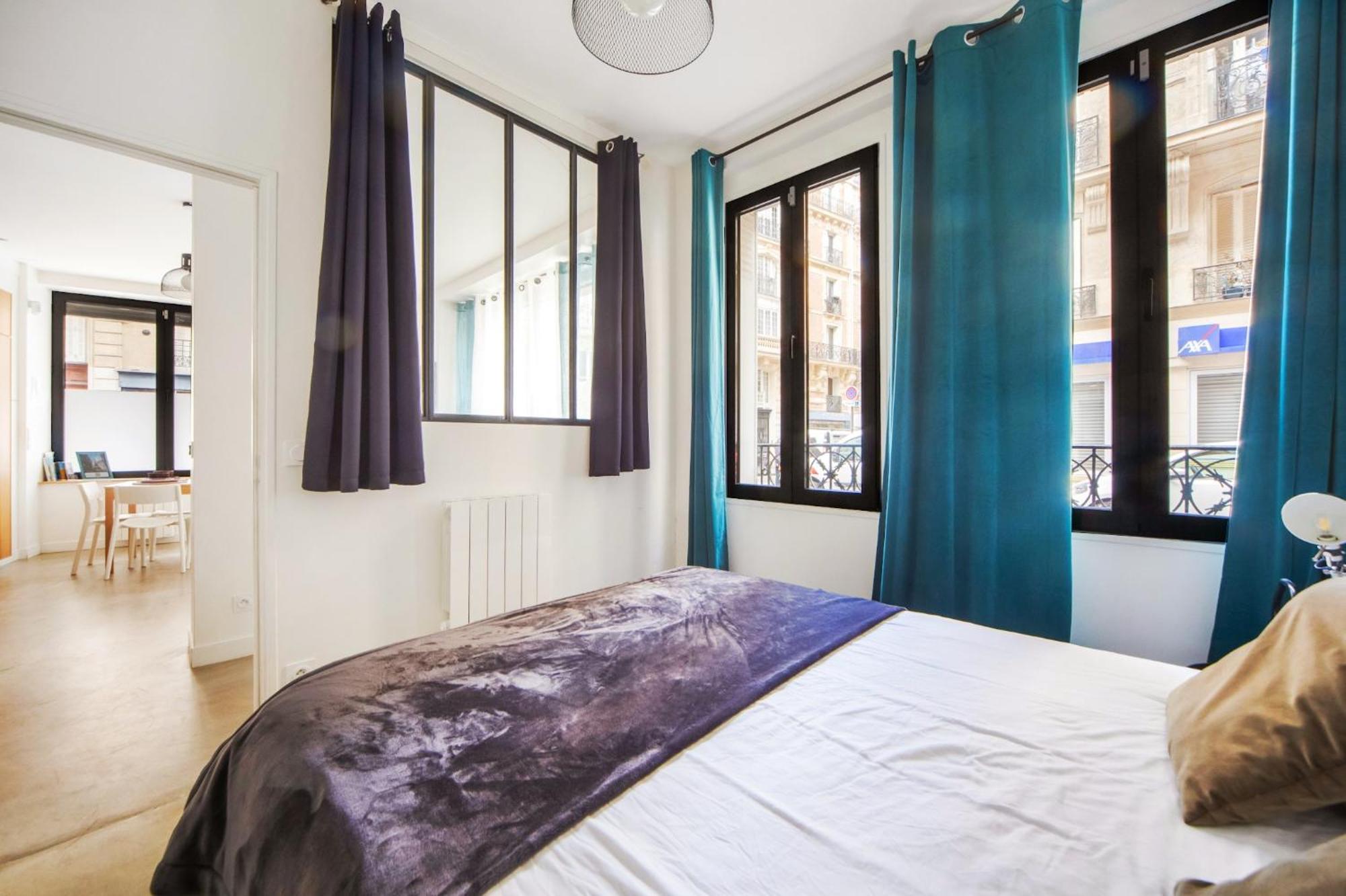 Large Flat Very Close To Montmartre Parijs