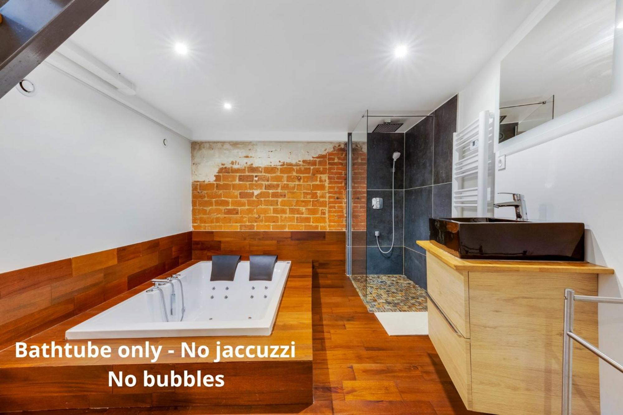 Large Flat Very Close To Montmartre Parijs